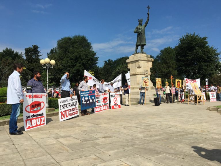 (ФОТО) Протест прихожан и священников в Кишиневе против обязательной вакцинации анти-COVID-19
