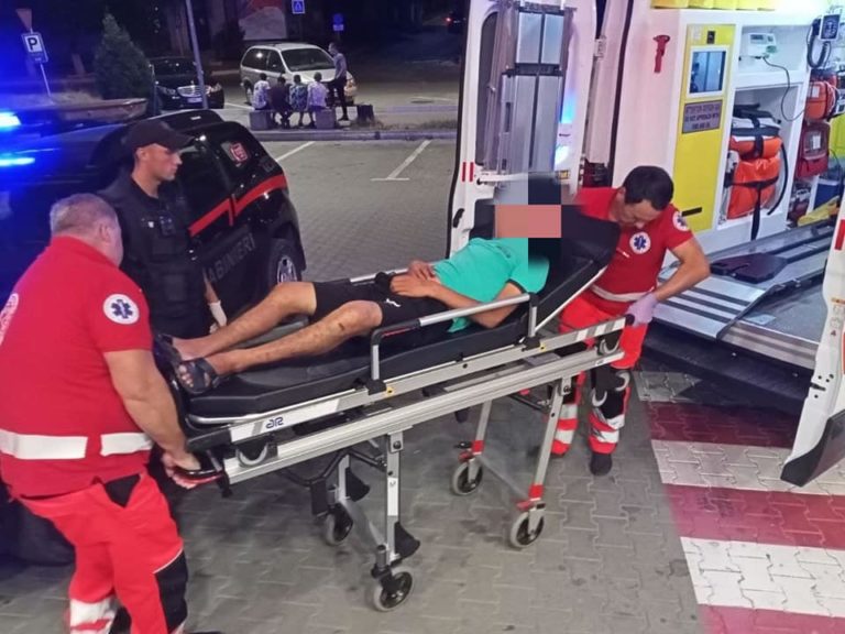 (ФОТО) Мужчина доставлен в больницу, после того, как его нашли без сознания на лестнице супермаркета в Комрате