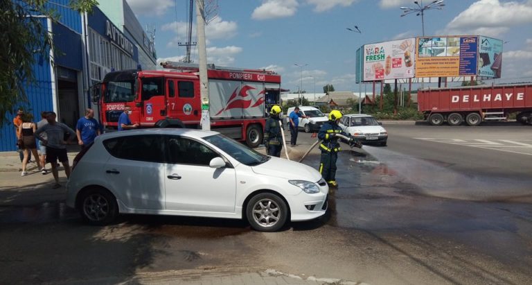 (ФОТО) Спасатели из Комрата предотвратили пожар. Из авто на трассу вылилось топливо