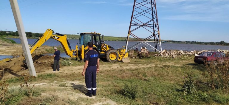 (ФОТО) На Комратском озере продолжают укреплять дамбу. А в водоемах в Дезгинже и Буджаке следят за уровнем воды
