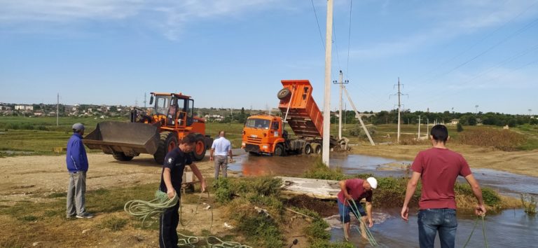 (ОБНОВЛЕНО/ ФОТО) Уровень воды на Комратском озере поднялся до метра. На месте работают сотрудники IGSU