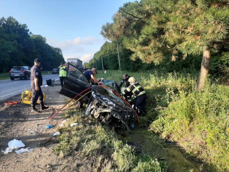 (ФОТО) Авария на трассе Леушены-Кишинев: двое детей доставлены в больницу, водитель умер на месте