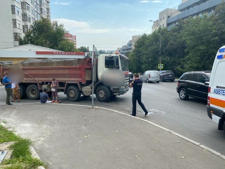(ФОТО) Серьезное ДТП в столице. Погибла 72-летняя женщина