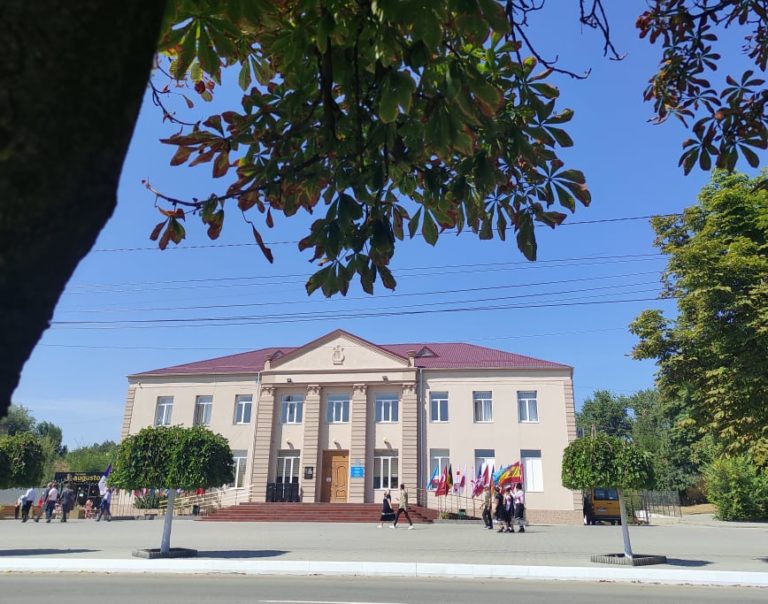 «Точечная и бессистемная застройка нашего города и дальше будет уродовать его облик»: Мунсоветник возмущен строительством очередной многоэтажки в Комрате