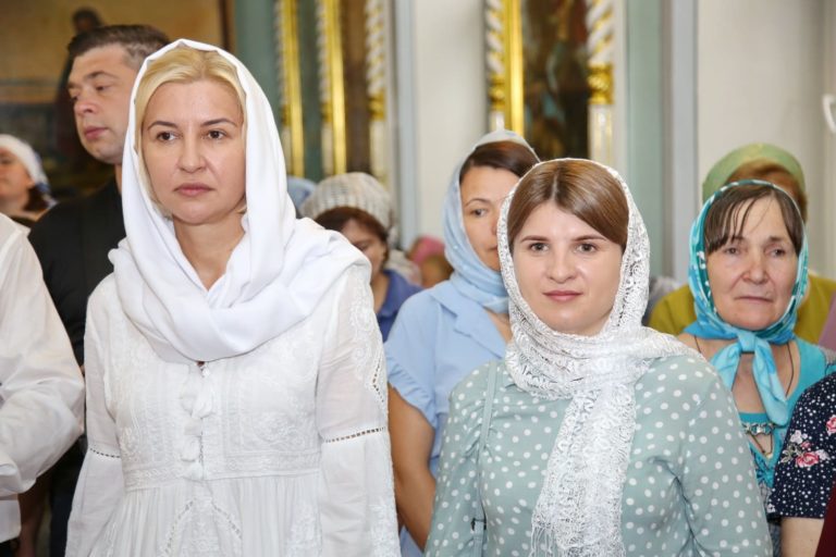Ирина Влах посетила храмовый праздник Томая. Рядом с Башканом кандидат в НСГ и охранник