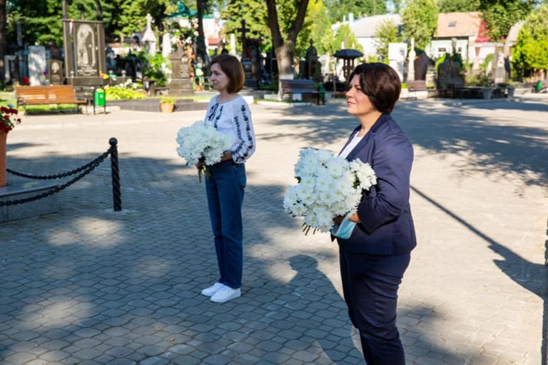 (ФОТО) Наталья Гаврилица и Майя Санду возложили цветы к могилам двух поэтов: «Как дань уважения тем, кто воспевал и прославлял румынский язык»