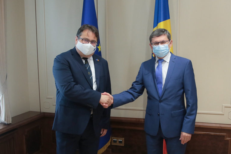 Председатель парламента Игорь Гросу встретился с послом ЕС Петером Михалко