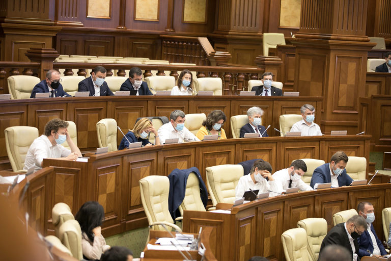Парламент проголосовал в первом чтении: НАРЭ будет устанавливать суточные цены на дизельное топливо и 95 бензин