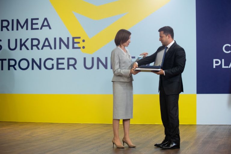 Президент Украины удостоил Майю Санду ордена во время участия в Саммите Крымской платформы