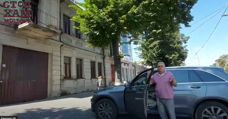 (ВИДЕО) Михай Гимпу уличен в незаконной парковке автомобиля в центре Кишинева