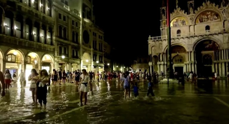(ВИДЕО) Хождение по водам. Небывалая acqua alta в Венеции
