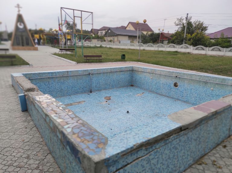 (ФОТО) «ПРОЩЕ ПОСТРОИТЬ НОВЫЕ». ФОНТАНЫ В КОМРАТЕ ПРИШЛИ В ЗАПУСТЕНИЕ, КАК ЭТУ ПРОБЛЕМУ ПЛАНИРУЮТ РЕШАТЬ ГОРОДСКИЕ ВЛАСТИ