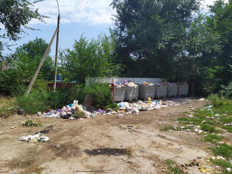 В Вулканештах месяц не вывозят мусор, а работники ЖКХ уже полгода не получают зарплату. В городе ввели ЧС