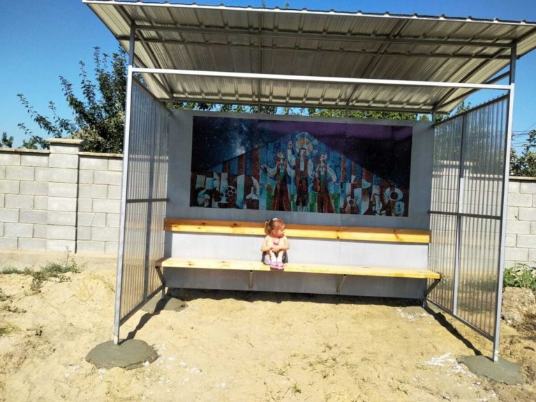 В селе Чишмикиой установили остановку с изображением мозаики, которая была на фронтоне ДК