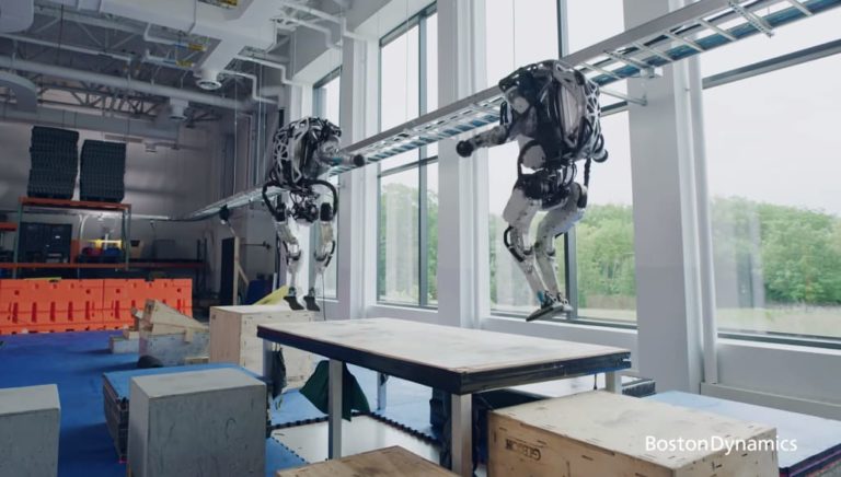 ВИДЕО: Роботы Boston Dynamics научились паркуру