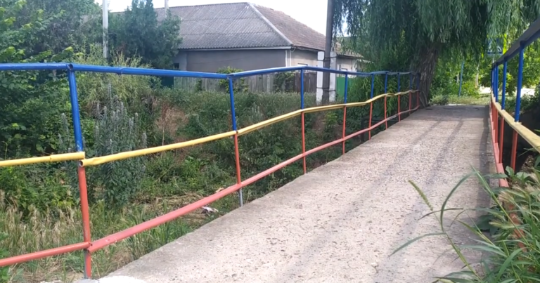 (ВИДЕО) «Clean & Green». В Вулканештах инициативная группа покрасила мост и установила мусорки на одной из улиц