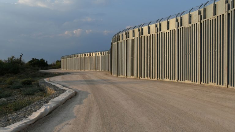 Греция построила 40-километровый забор на границе с Турцией в ожидании афганских мигрантов