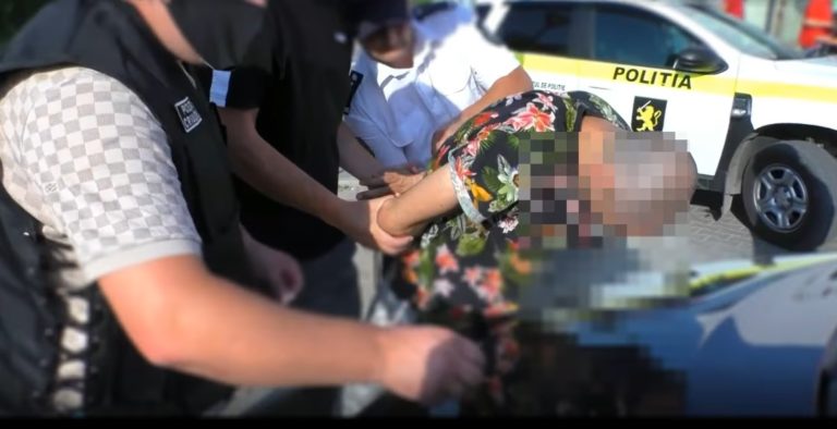 (ВИДЕО) Полиция задержала с поличным двух уроженцев столицы, которые продали наркотики следователю под прикрытием