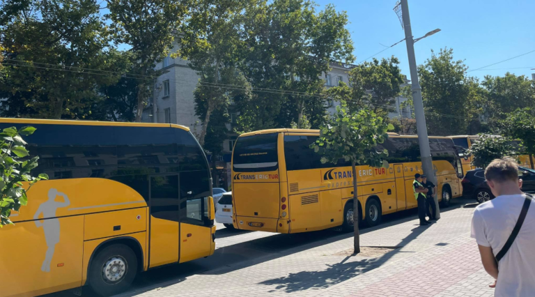 Протест автобусов перед прокуратурой. Представители транспортной компании — фигуранты по делу о сгоревших автобусах