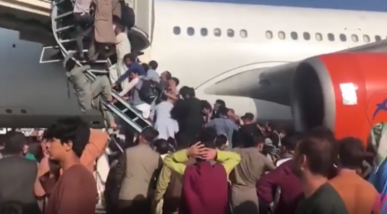 (ВИДЕО) Люди цеплялись за шасси самолета, улетавшего из Кабула. Местные СМИ сообщают о троих погибших