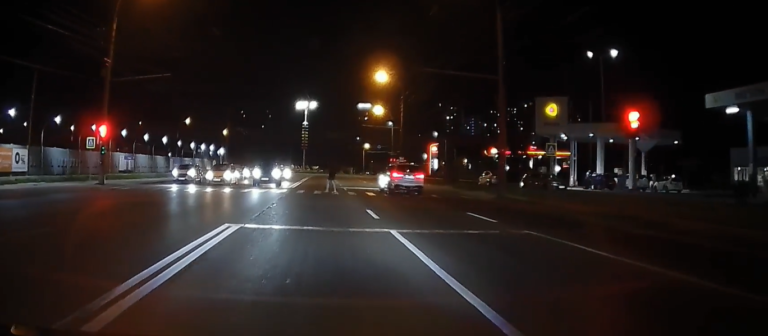 (ВИДЕО) BMW пронесся возле пешехода в Кишиневе. Очевидец выложил видео в интернет, полиция отреагировала