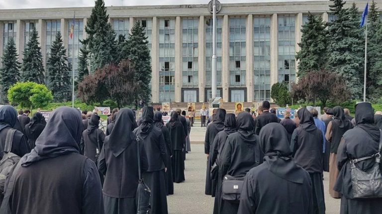 ФОТО ДНЯ: Монахини на протесте против вакцинации от COVID-19 перед Правительством