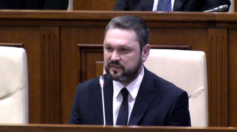 Экс-глава CNA подал в суд на Парламент, он хочет восстановиться в должности. Его отправили в отставку после побега Плахотнюка