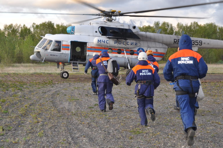 На Камчатке вертолет МИ-8 упал в озеро: Восемь человек погибли