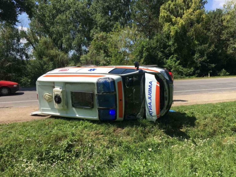 ФОТО: В Единецком районе автомобиль «скорой помощи» попал в аварию