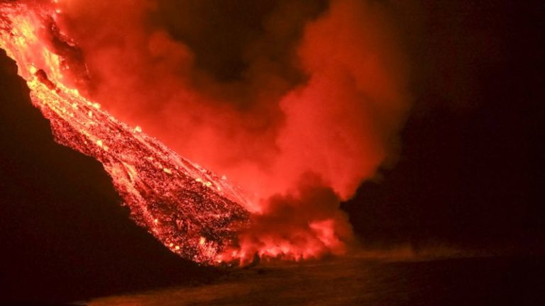 Вода и пламень: лава из вулкана Кумбре-Вьеха на острове Пальма достигла океана, это опасно выделением токсичных газов