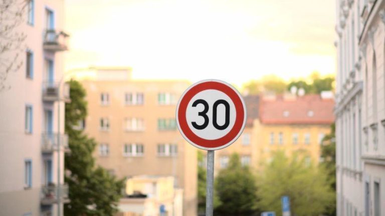 В Париже снизили скоростной предел до 30 км/ч