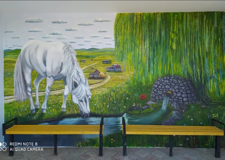 «Культура и традиции предков жителей села». В Дезгинже расписали автобусную остановку
