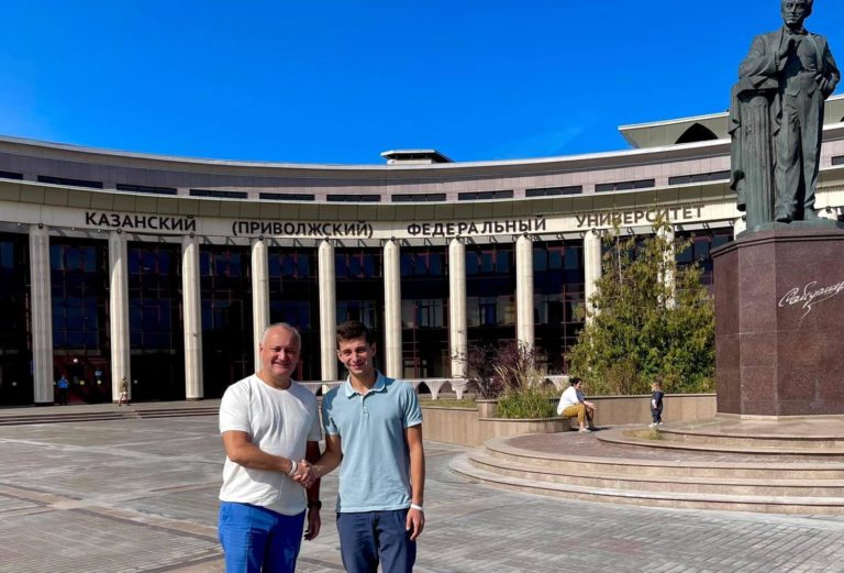Старший сын Додона — будущий астрофизик. По словам политика, тот поступил в два ВУЗА за рубежом