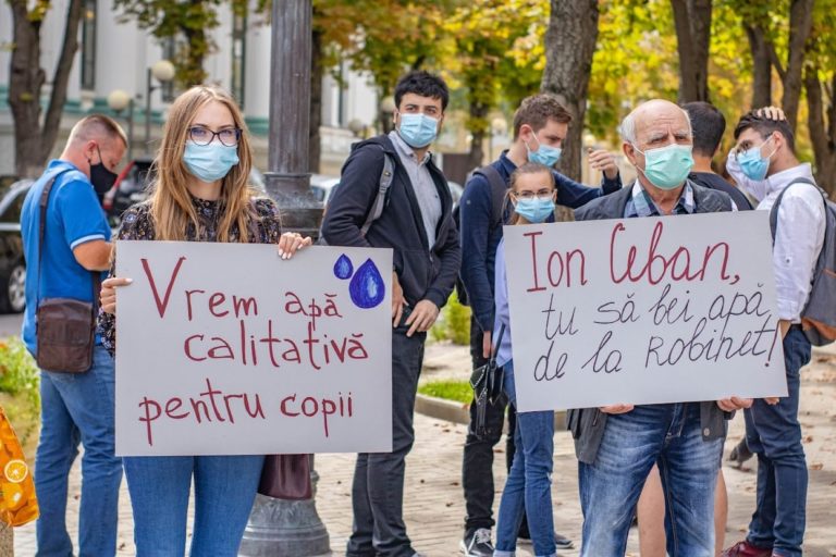 (ВИДЕО/ФОТО) Чтобы ты пил такую воду: Представители PAS устроили протест перед примэрией Кишинева. Чебан отправил их в парламент