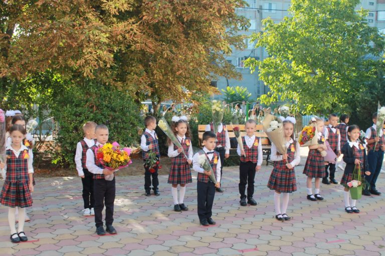 ФОТО ДНЯ: Первоклассники на линейке, родители за «решеткой». Как в лицее им.Д. Карачобана прошел праздник «Первого звонка»