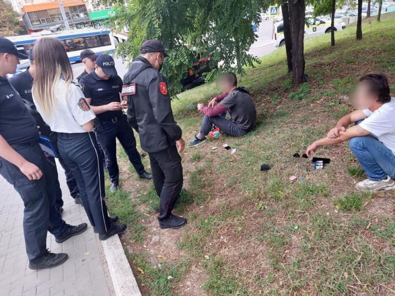 (ФОТО) Двое мужчин разгуливали по Ботанике под воздействием наркотиков и странно себя вели. Их заметили карабинеры