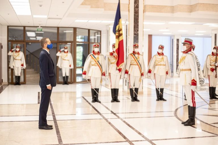 Посол Янис Мажейкс вручил верительные грамоты президенту Майе Санду