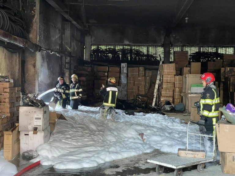 (ФОТО) На складе игрушек в Кишиневе произошел пожар