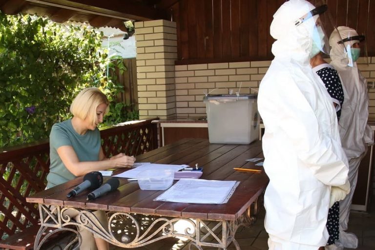 ФОТО: «Мы переживаем сложные времена». Ирина Влах проголосовала на выборах в НСГ дома