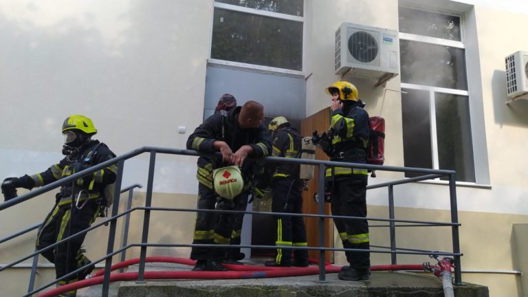 (ФОТО) Эвакуация в центре передового опыта в области экономики Кишинева: в здании вспыхнул пожар