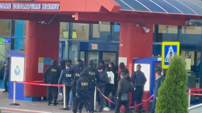 (ФОТО) В Кишиневском аэропорту проходят обыски по делу о коррупции
