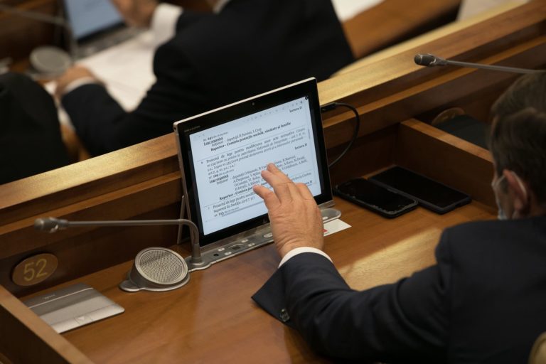 «Парламент ежегодно тратит 1 миллион леев на ксерокс». Гросу о новых планшетах для депутатов