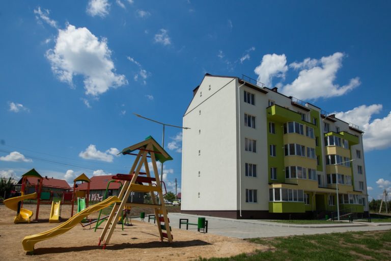 Социальное жилье в Ниспоренах было предоставлено мэру города и главному прокурору, в то время, как нуждающиеся — в очереди 