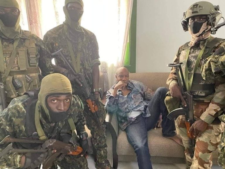 В Гвинее произошел переворот. Военные свергли 83-летнего президента, который год назад изменил конституцию, чтобы остаться у власти