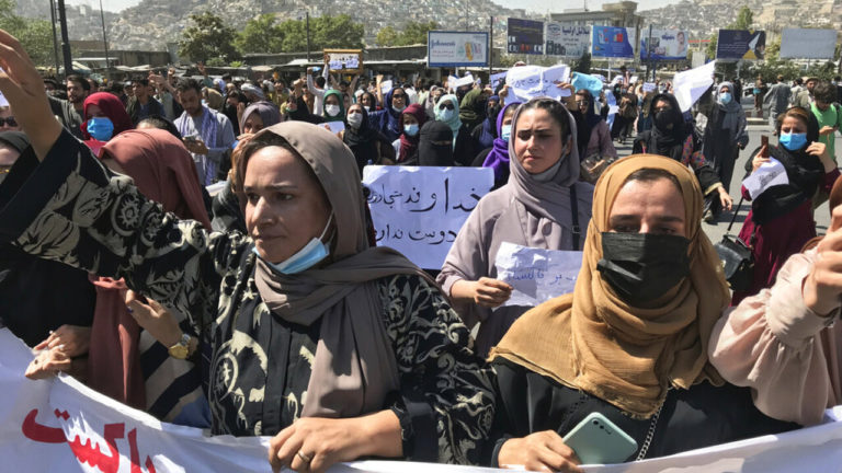 Талибы избили кнутами задержанных на митинге журналистов