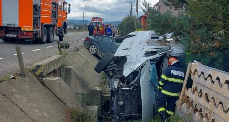(ФОТО) Автобус, зарегистрированный в Молдове, столкнулся с автомобилем в Румынии