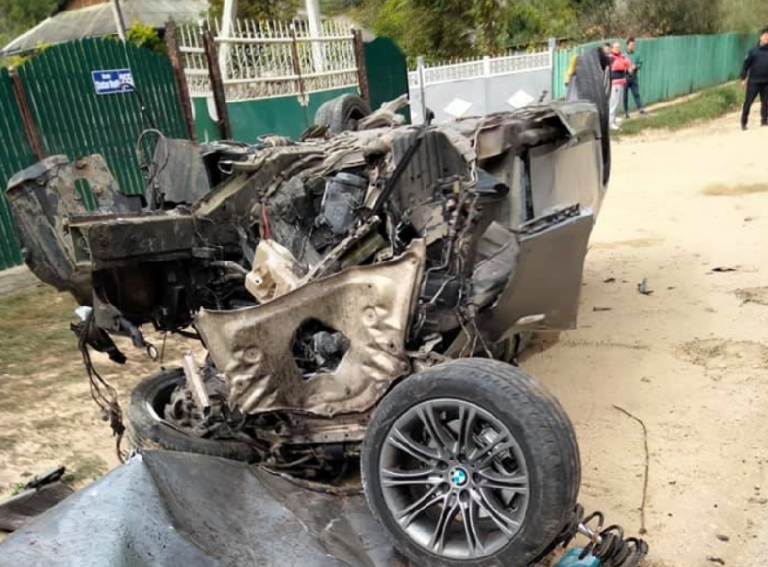 (ВИДЕО) ДТП в Хынчештах: BMW превратился в груду металла