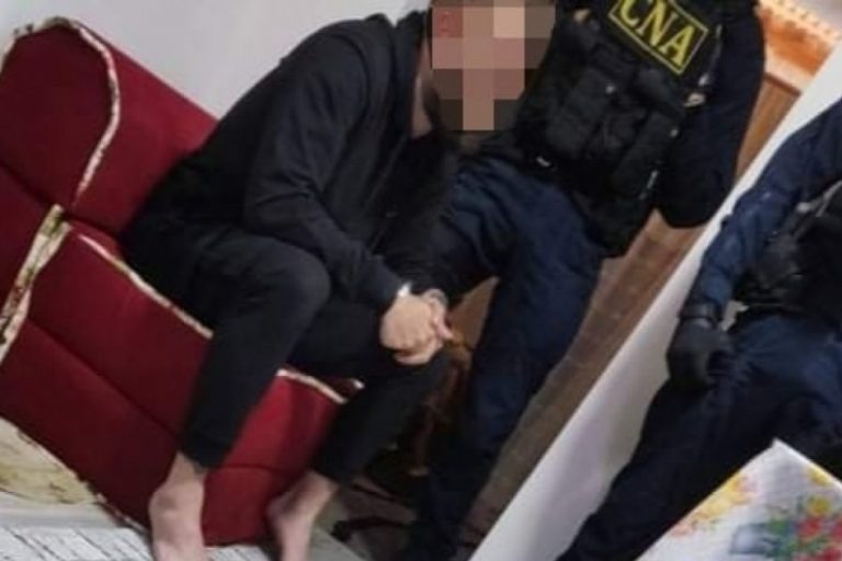 Двоих мужчин подозревают в получении 1 200 евро в обмен на помощь с получением водительских прав. Оба задержаны CNA