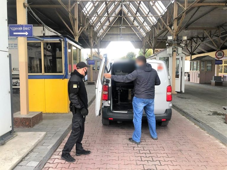 Гражданину Молдовы запретили въезд на территорию Украины на ближайшие три года за «георгиевскую ленточку»