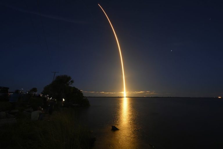 Первый полностью гражданский экипаж был запущен на орбиту на борту SpaceX
